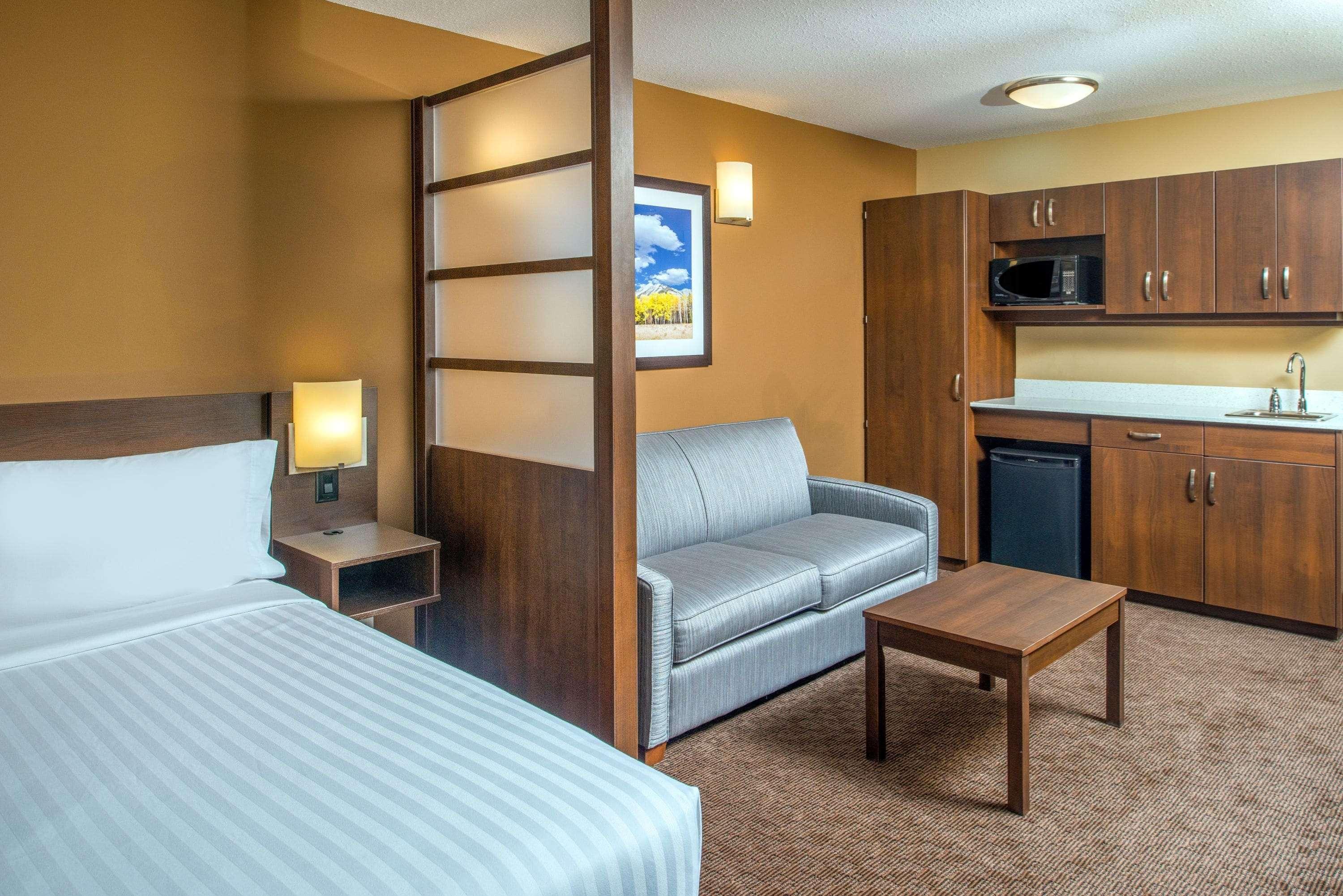 Microtel Inn & Suites By Wyndham Red Deer Exterior foto
