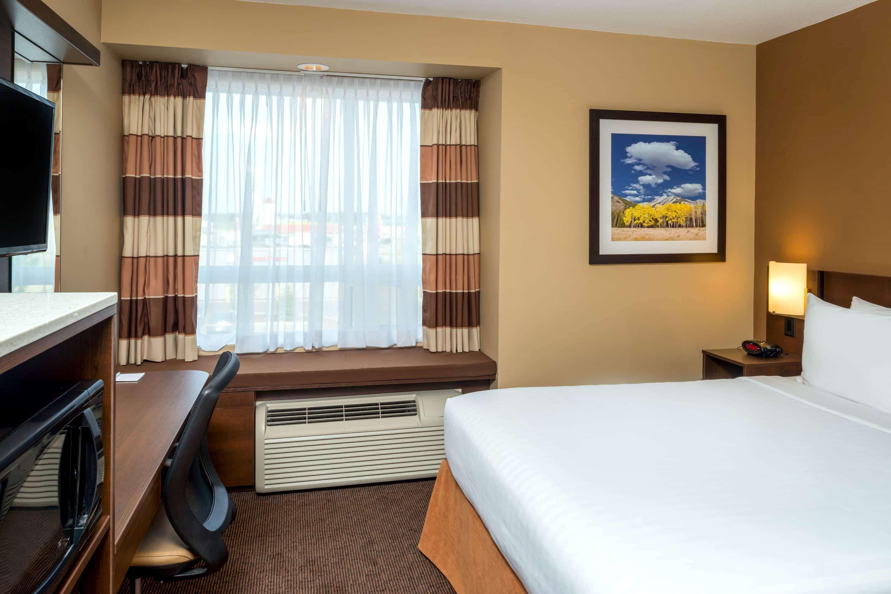 Microtel Inn & Suites By Wyndham Red Deer Exterior foto