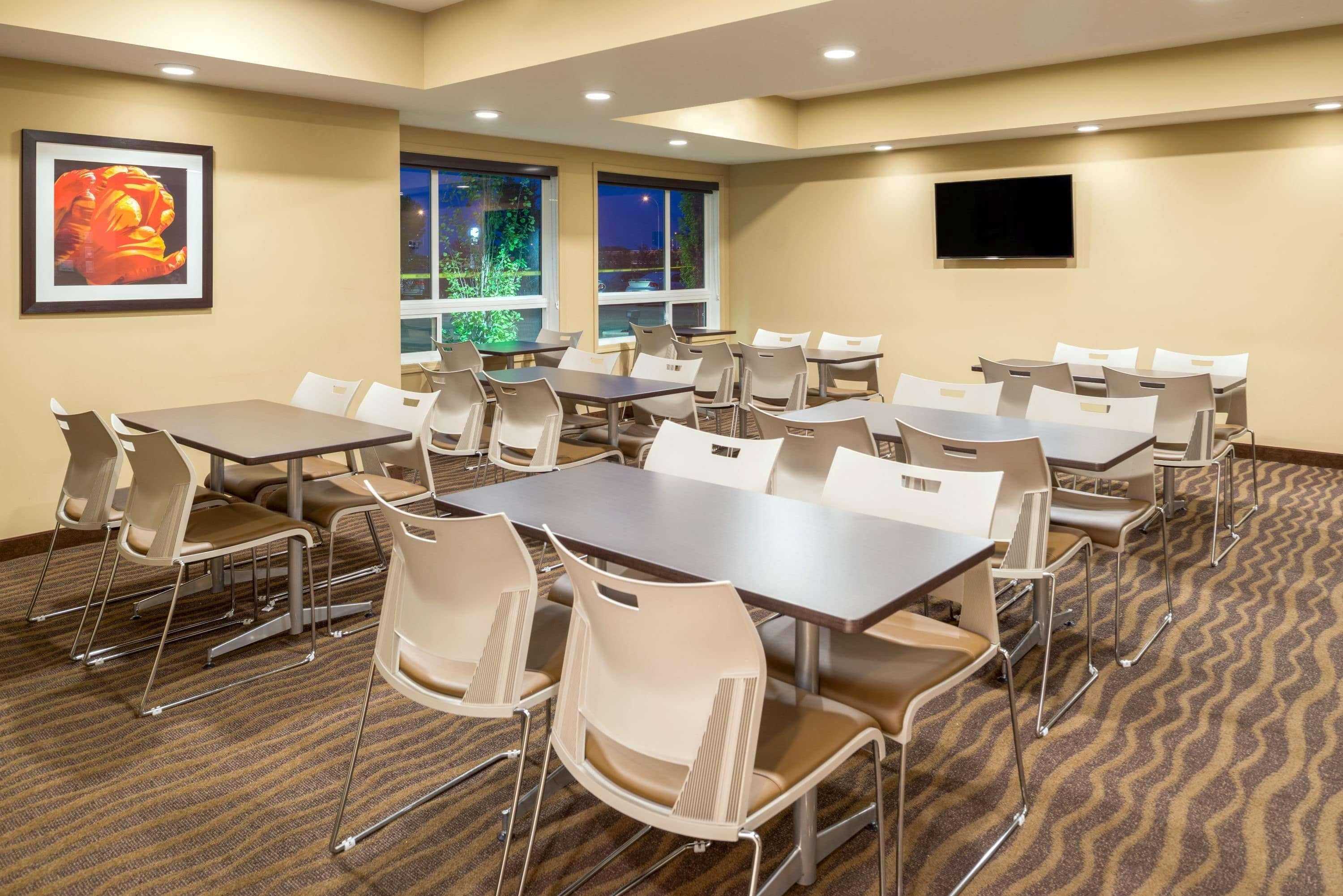 Microtel Inn & Suites By Wyndham Red Deer Exterior foto