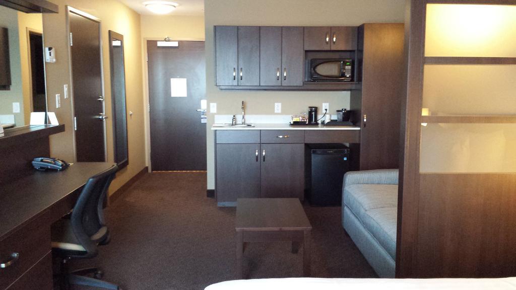 Microtel Inn & Suites By Wyndham Red Deer Zimmer foto