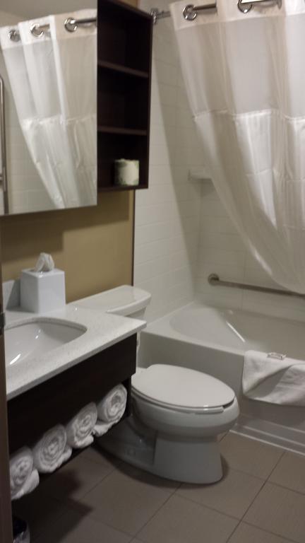 Microtel Inn & Suites By Wyndham Red Deer Zimmer foto